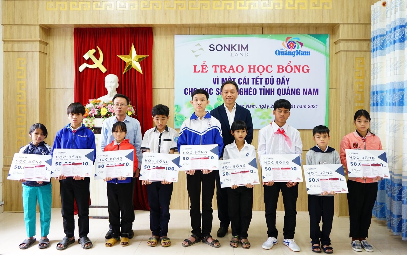 SonKim Land awards scholarships to disadvantaged students in Quang Nam for a happy Tet