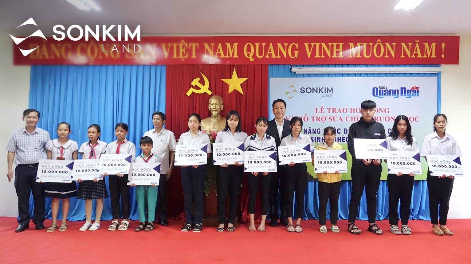 SonKim Land continues to support poor students in Quang Ngai provinces